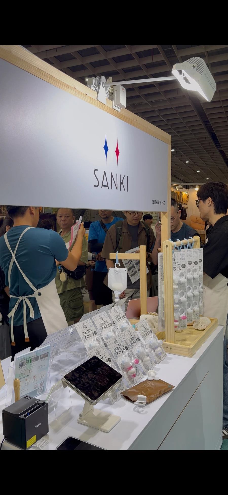 蛤行者工作人員在 SANKI 展位介紹商品,周圍有參觀者