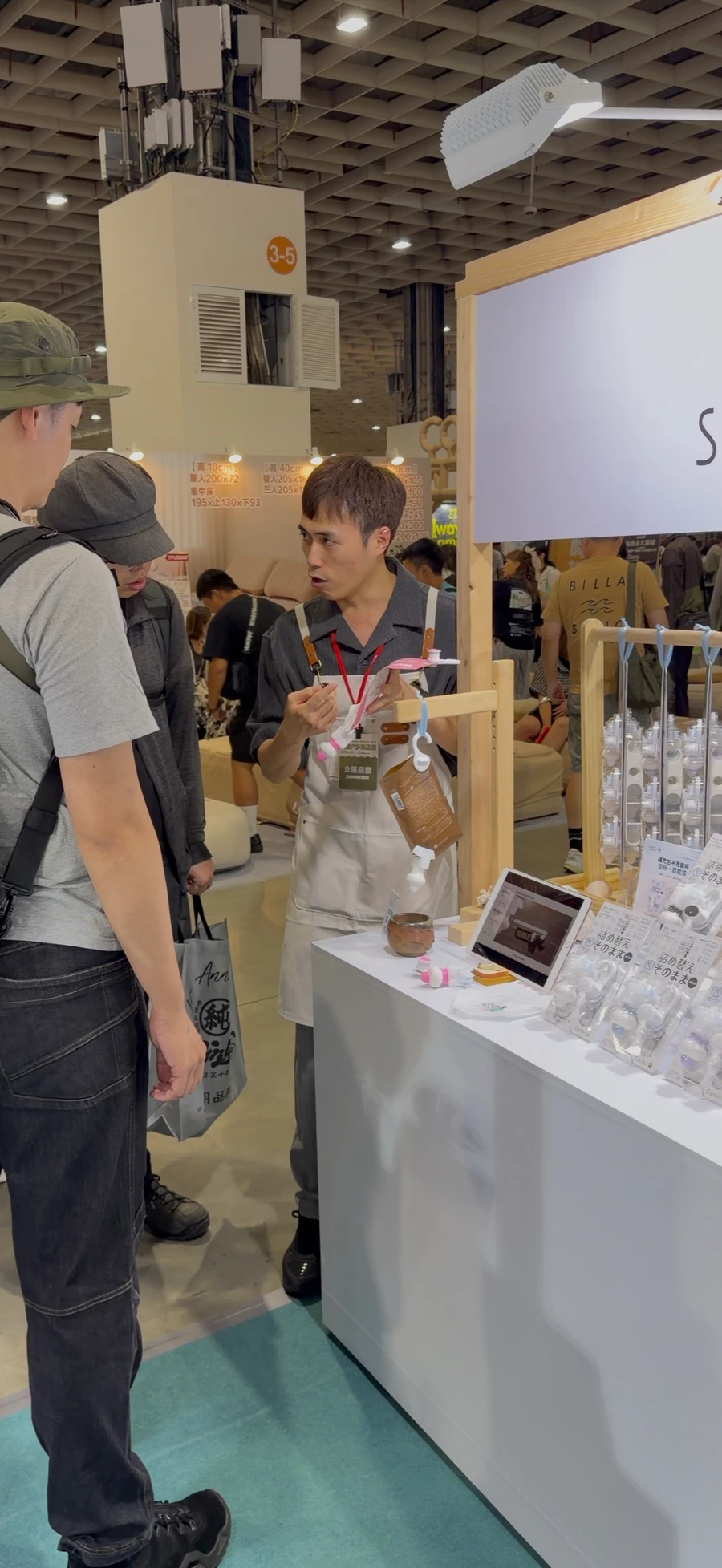 蛤行者工作人員在展場向參觀者示範補充包幫浦